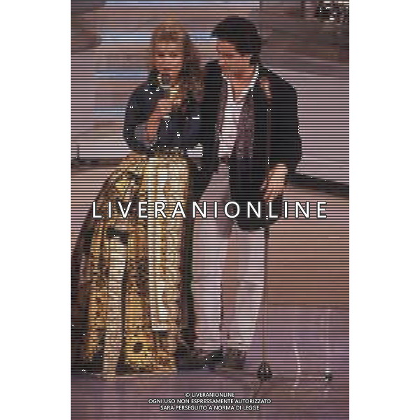 DIAP-RETROSPETTIVA MASSIMO MODUGNO CANTANTE NELLA FOTO MASSIMO MODUGNO A SANREMO NELL\'ANNO 1992 CON BARBARA BOUCHET AG ALDO LIVERANI SAS
