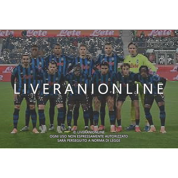 TVRG Atalanta vs Como nella foto formazione Atalanta, in piedi da SX Honest Ahanor (Atalanta), Isak Hien (Atalanta), Mario Pasalic (Atalanta), Berat Djimsiti (Atalanta) e Marco Carnesecchi (Atalanta); in basso da SX Davide Zappacosta (Atalanta), Lazar Samardzic (Atalanta), Kamaldeen Sulemana (Atalanta), Ederson Josè dos Santos (Atalanta), Lorenzo Bernasconi (Atalanta) e Ademola Lookman (Atalanta) Bergamo 04-10-2025 New Balance Arena - Stadio di Bergamo Atalanta vs Como Campionato Serie A Enilive - 6a giornata foto Roberto Garavaglia/Agenzia Aldo Liverani sas