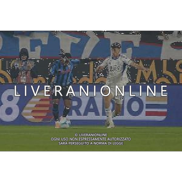 Ademola Lookman of Atalanta BC competes for the ball with Jacobo Ramon of Como 1907 during Atalanta BC vs Como 1907, 6° Serie A Enilive 2025-26 game at New Balance Arena in Bergamo (BG), Italy, on October 04, 2025. (Photo by Davide Casentini) AG ALDO LIVERANI SAS