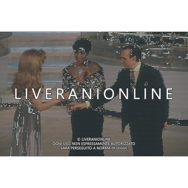 DIAP-RETROSPETTIVA NATALIE COLE CANTANTE NELLA FOTO NATALIE COLE A SANREMO NELL\'ANNO 1992 CON PIPPO BAUDO E MILLY CARLUCCI AG ALDO LIVERANI SAS