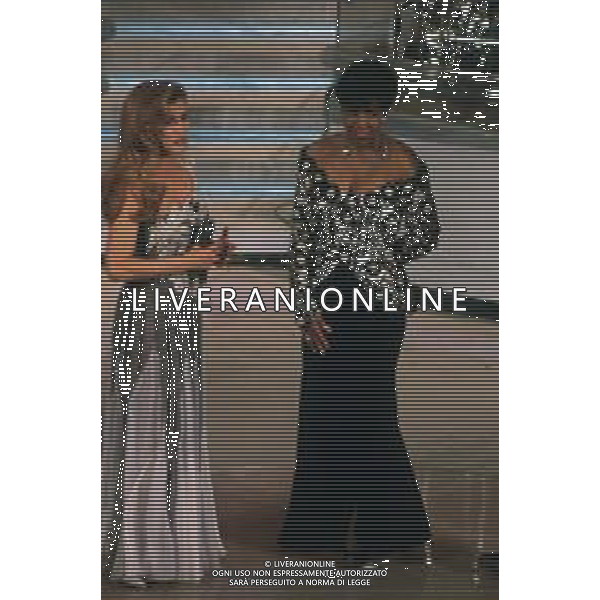 DIAP-RETROSPETTIVA NATALIE COLE CANTANTE NELLA FOTO NATALIE COLE A SANREMO NELL\'ANNO 1992 CON MILLY CARLUCCI AG ALDO LIVERANI SAS