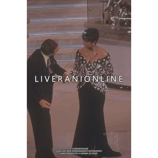 DIAP-RETROSPETTIVA NATALIE COLE CANTANTE NELLA FOTO NATALIE COLE A SANREMO NELL\'ANNO 1992 CON PIPPO BAUDO AG ALDO LIVERANI SAS