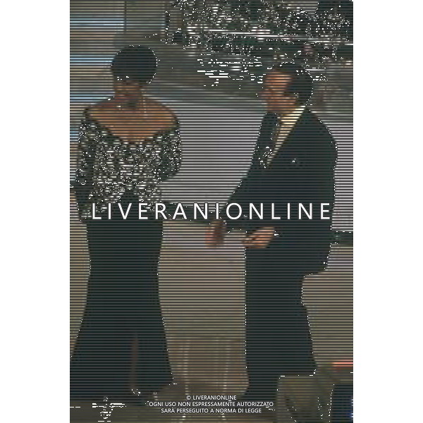 DIAP-RETROSPETTIVA NATALIE COLE CANTANTE NELLA FOTO NATALIE COLE A SANREMO NELL\'ANNO 1992 CON PIPPO BAUDO AG ALDO LIVERANI SAS