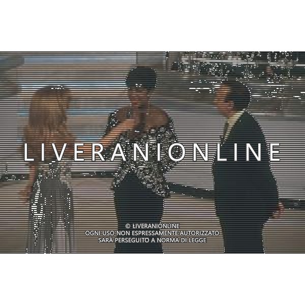 DIAP-RETROSPETTIVA NATALIE COLE CANTANTE NELLA FOTO NATALIE COLE A SANREMO NELL\'ANNO 1992 CON PIPPO BAUDO E MILLY CARLUCCI AG ALDO LIVERANI SAS