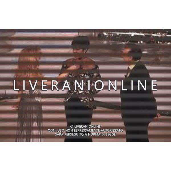 DIAP-RETROSPETTIVA NATALIE COLE CANTANTE NELLA FOTO NATALIE COLE A SANREMO NELL\'ANNO 1992 CON PIPPO BAUDO E MILLY CARLUCCI AG ALDO LIVERANI SAS