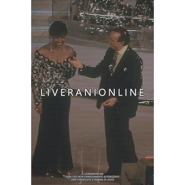 DIAP-RETROSPETTIVA NATALIE COLE CANTANTE NELLA FOTO NATALIE COLE A SANREMO NELL\'ANNO 1992 CON PIPPO BAUDO AG ALDO LIVERANI SAS