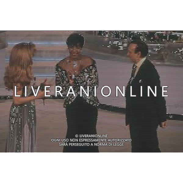 DIAP-RETROSPETTIVA NATALIE COLE CANTANTE NELLA FOTO NATALIE COLE A SANREMO NELL\'ANNO 1992 CON PIPPO BAUDO E MILLY CARLUCCI AG ALDO LIVERANI SAS