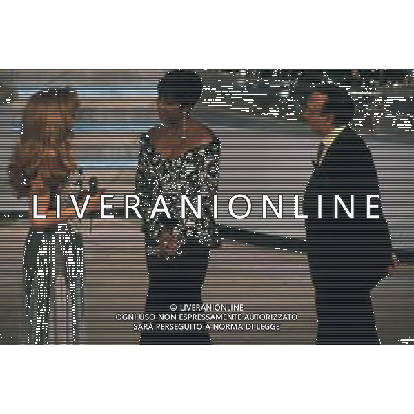 DIAP-RETROSPETTIVA NATALIE COLE CANTANTE NELLA FOTO NATALIE COLE A SANREMO NELL\'ANNO 1992 CON PIPPO BAUDO E MILLY CARLUCCI AG ALDO LIVERANI SAS