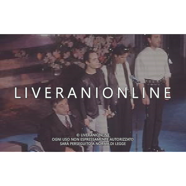DIAP-RETROSPETTIVA PIERANGELO BERTOLI CANTANTE NELLA FOTO PIERANGELO BERTOLI A SANREMO NELL\'ANNO 1991 CON IL COMPLESSO MUSICALE DEI TAZENDA AG ALDO LIVERANI SAS
