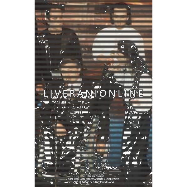 DIAP-RETROSPETTIVA PIERANGELO BERTOLI CANTANTE NELLA FOTO PIERANGELO BERTOLI A SANREMO NELL\'ANNO 1991 CON IL COMPLESSO MUSICALE DEI TAZENDA AG ALDO LIVERANI SAS