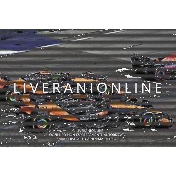 Oscar Piastri (AUS) McLaren MCL39 and Lando Norris (GBR) McLaren MCL39 battle for position at the start of the race. 05.10.2025. Formula 1 World Championship, Rd 18, Singapore Grand Prix, Marina Bay Street Circuit, Singapore, Race Day. - www.xpbimages.com, EMail: requests@xpbimages.com © Copyright: Moy / XPB Images