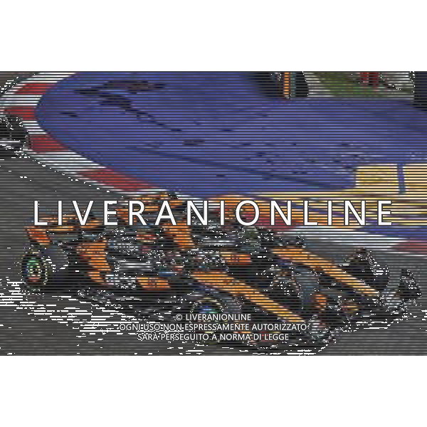 Oscar Piastri (AUS) McLaren MCL39 and Lando Norris (GBR) McLaren MCL39 battle for position at the start of the race. 05.10.2025. Formula 1 World Championship, Rd 18, Singapore Grand Prix, Marina Bay Street Circuit, Singapore, Race Day. - www.xpbimages.com, EMail: requests@xpbimages.com © Copyright: Moy / XPB Images
