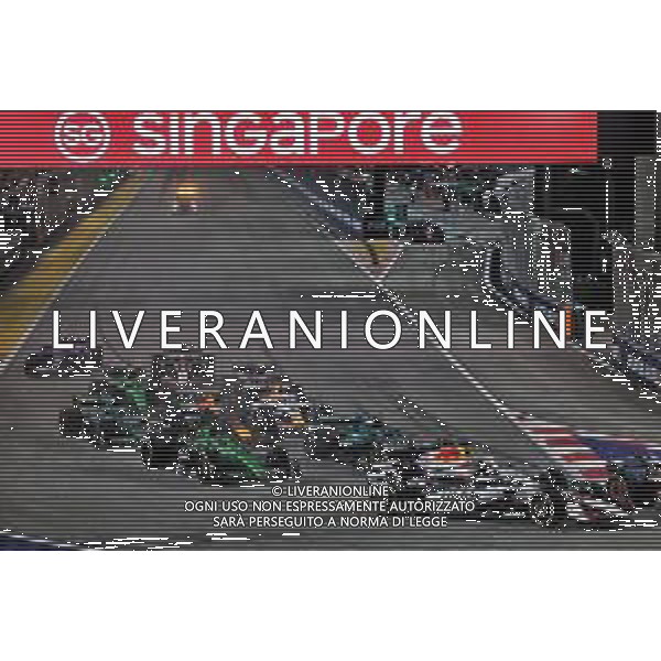 Isack Hadjar (FRA) Racing Bulls VCARB 02 and Oliver Bearman (GBR) Haas VF-25 make contact at the start of the race. 05.10.2025. Formula 1 World Championship, Rd 18, Singapore Grand Prix, Marina Bay Street Circuit, Singapore, Race Day. - www.xpbimages.com, EMail: requests@xpbimages.com © Copyright: Batchelor / XPB Images
