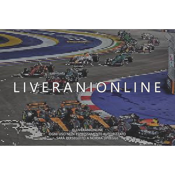 Oscar Piastri (AUS) McLaren MCL39 and Lando Norris (GBR) McLaren MCL39 battle for position at the start of the race. 05.10.2025. Formula 1 World Championship, Rd 18, Singapore Grand Prix, Marina Bay Street Circuit, Singapore, Race Day. - www.xpbimages.com, EMail: requests@xpbimages.com © Copyright: Moy / XPB Images
