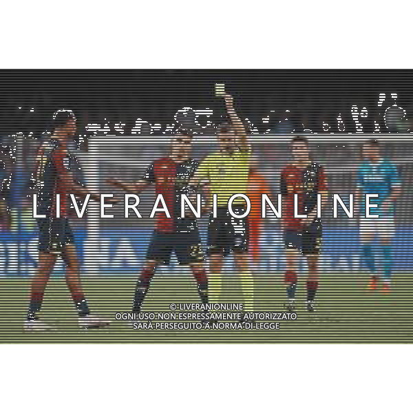 TVPM Napoli, Genoa Nella foto: Arbitro La Penna ammonisce Alessandro Marcandalli Foto Mosca, Ag.Liverani- AGENZIA ALDO LIVERANI SAS -TVPM Napoli - Genoa Campionato Calcio Serie A 05.10.2025