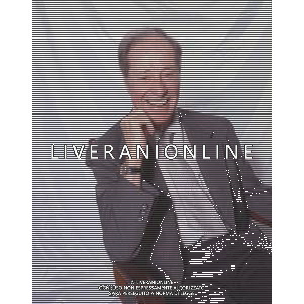 DIAP-RETROSPETTIVA DON AMECHE ATTORE NELLA FOTO DON AMECHE A CAMPIONE D\'ITALIA NELL\'ANNO 1990 AG ALDO LIVERANI SAS