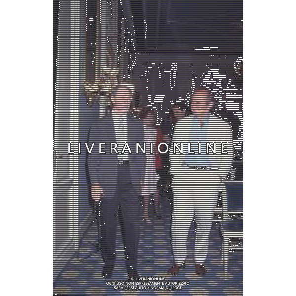 DIAP-RETROSPETTIVA DON AMECHE ATTORE NELLA FOTO DON AMECHE A CAMPIONE D\'ITALIA NELL\'ANNO 1990 CON BEN GAZZARA AG ALDO LIVERANI SAS