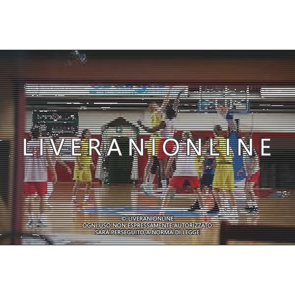 IMOLA 23 08 2025 PARTITA AMICHEVOLE A PORTE CHIUSE PER TUTTI TRA UP ANDREA COSTA BASKET -VIRTUS IMOLA NELLA FOTO PALLA A DUE,FOTO SCATTATA DALLA VETRATA DELLA PORTA D\'INGRESSO DELLA PALESTRA ©SANNA - AGENZIA ALDO LIVERANI SAS