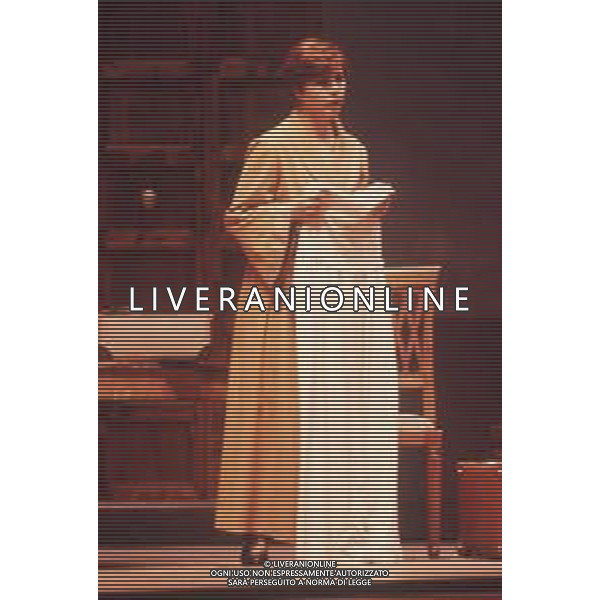 DIAP-RETROSPETTIVA OTTAVIA PICCOLO ATTRICE NELLA FOTO OTTAVIA PICCOLO NELLA COMMEDIA TEATRALE “IL BERRETTO A SONAGLIA“ NELL\'ANNO 1989 AG ALDO LIVERANI SAS