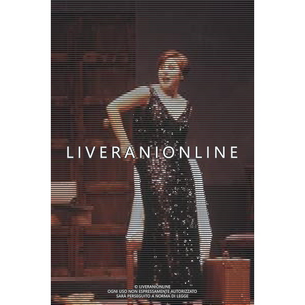 DIAP-RETROSPETTIVA OTTAVIA PICCOLO ATTRICE NELLA FOTO OTTAVIA PICCOLO NELLA COMMEDIA TEATRALE “IL BERRETTO A SONAGLIA“ NELL\'ANNO 1989 AG ALDO LIVERANI SAS