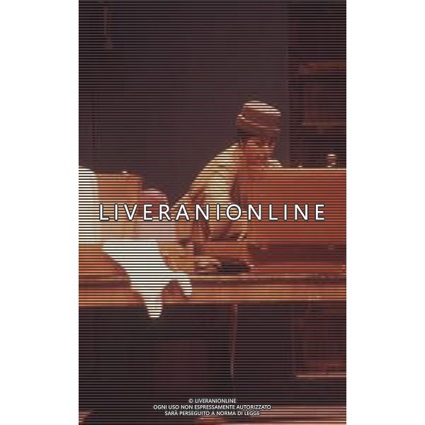 DIAP-RETROSPETTIVA OTTAVIA PICCOLO ATTRICE NELLA FOTO OTTAVIA PICCOLO NELLA COMMEDIA TEATRALE “IL BERRETTO A SONAGLIA“ NELL\'ANNO 1989 AG ALDO LIVERANI SAS