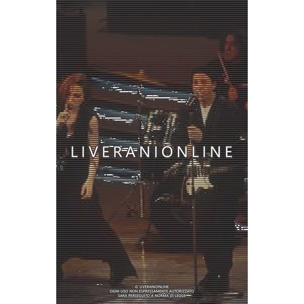 DIAP-RETROSPETTIVA COMPLESSO MUSICALE DEI MATIA BAZAR NELLA FOTO IL COMPLESSO MUSICALE DEI MATIA BAZAR A SANREMO NELL\'ANNO 1992 CON LAURA VALENTE AG ALDO LIVERANI SAS