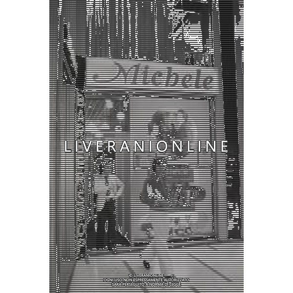 NEG - RETROSPETTIVA LITTLE TONY CANTANTE NELLA FOTO LITTLE TONY A MILANO NELL\'ANNO 1975 AG ALDO LIVERANI SAS