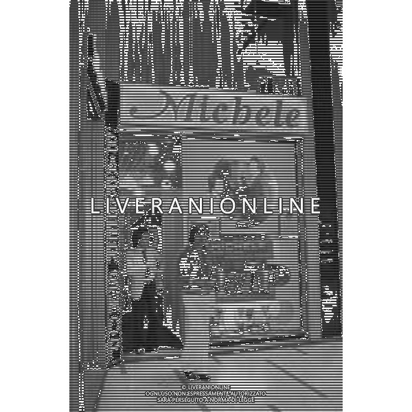 NEG - RETROSPETTIVA LITTLE TONY CANTANTE NELLA FOTO LITTLE TONY A MILANO NELL\'ANNO 1975 AG ALDO LIVERANI SAS