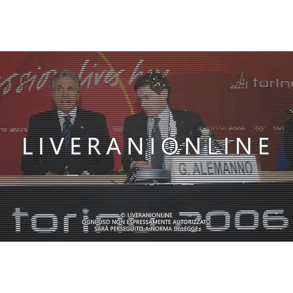 TORINO 24/02/2006 CONFERENZA STAMPA DEL MINISTRO ALEMANNO AL MEDIA PRESS CENTER DEL LINGOTTO NELLA FOTO IL MINISTRO ALEMANNO GIANNI CON BENVENUTI NINO PH GIGI ARCAINI/AG.ALDO LIVERANI