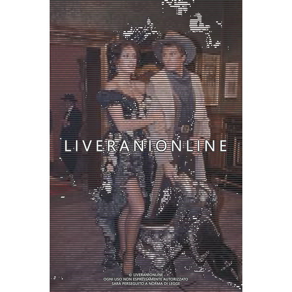 DIAP-RETROSPETTIVA GIULIANO GEMMA ATTORE NELLA FOTO GIULIANO GEMMA CON LICINIA LENTINI SUL SET DEL FILM“ SELLA D\'ARGENTO“NELL\'ANNO 1978 AG ALDO LIVERANI SAS
