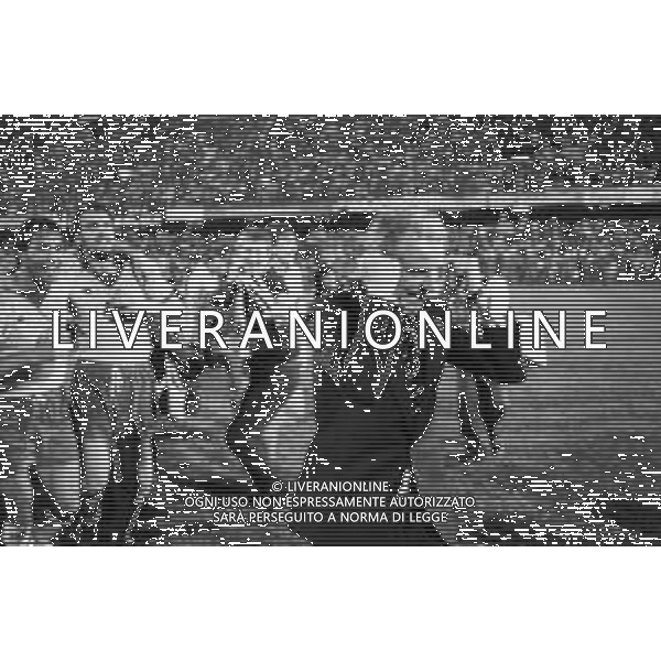 NEG- RETROSPETTIVA GIOVANNI TRAPATTONI ALLENATORE JUVENTUS NELLA FOTO ESULTANZA DI GIOVANNI TRAPATTONI A FINE GARA con Marco Tardelli e Antonio Cabrini - Finale Coppa delle Coppe Juventus - Porto a Basilea 16 Maggio 1984 AG ALDO LIVERANI SAS