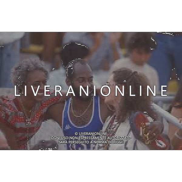 DIAP-RETROSPETTIVA EDWIN MOSES ATLETA NELLA FOTO EDWIN MOSES CON LA MOGLIE MIRELLA A ROMA AI MONIALI DI ATLETICA NELL\'ANNO 1987 AG ALDO LIVERANI SAS