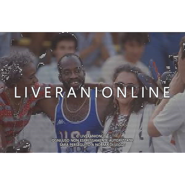 DIAP-RETROSPETTIVA EDWIN MOSES ATLETA NELLA FOTO EDWIN MOSES CON LA MOGLIE MIRELLA A ROMA AI MONIALI DI ATLETICA NELL\'ANNO 1987 AG ALDO LIVERANI SAS