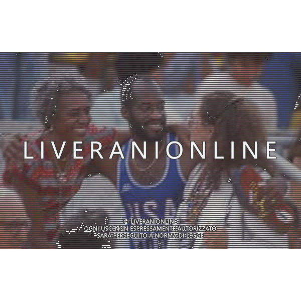 DIAP-RETROSPETTIVA EDWIN MOSES ATLETA NELLA FOTO EDWIN MOSES CON LA MOGLIE MIRELLA A ROMA AI MONIALI DI ATLETICA NELL\'ANNO 1987 AG ALDO LIVERANI SAS