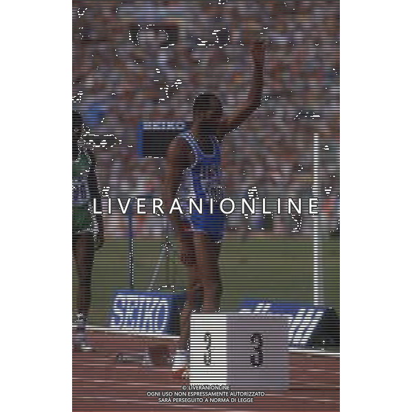 DIAP-RETROSPETTIVA EDWIN MOSES ATLETA NELLA FOTO EDWIN MOSES A ROMA AI MONIALI DI ATLETICA NELL\'ANNO 1987 AG ALDO LIVERANI SAS