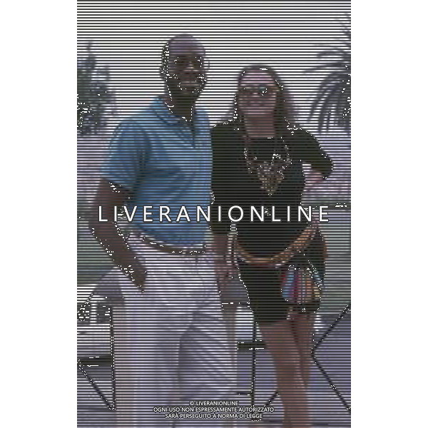DIAP-RETROSPETTIVA EDWIN MOSES ATLETA NELLA FOTO EDWIN MOSES CON LA MOGLIE MIRELLA A ROMA AI MONIALI DI ATLETICA NELL\'ANNO 1987 AG ALDO LIVERANI SAS