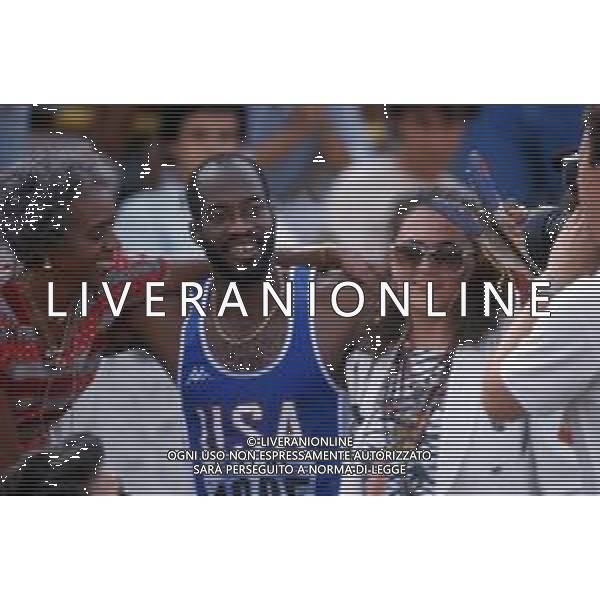 DIAP-RETROSPETTIVA EDWIN MOSES ATLETA NELLA FOTO EDWIN MOSES CON LA MOGLIE MIRELLA A ROMA AI MONIALI DI ATLETICA NELL\'ANNO 1987 AG ALDO LIVERANI SAS