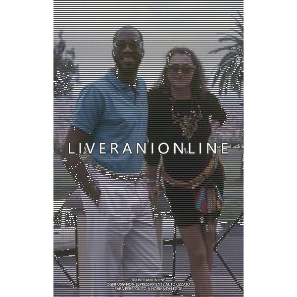 DIAP-RETROSPETTIVA EDWIN MOSES ATLETA NELLA FOTO EDWIN MOSES CON LA MOGLIE MIRELLA A ROMA AI MONIALI DI ATLETICA NELL\'ANNO 1987 AG ALDO LIVERANI SAS