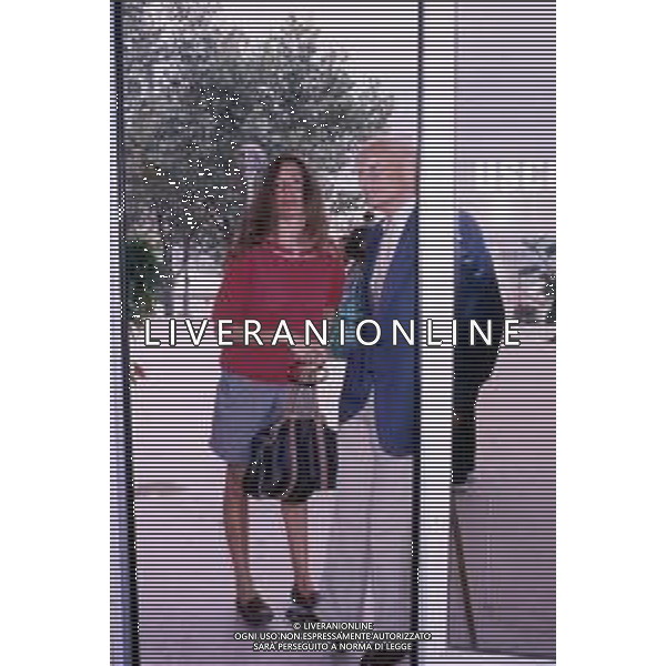 DIAP-RETROSPETTIVA ALBERTO MORAVIA SCRITTORE NELLA FOTO ALBERTO MORAVIA CON CARMEN LLERA A VENEZIA NELL\'ANNO 1988 AG. DIM-AG ALDO LIVERANI SAS