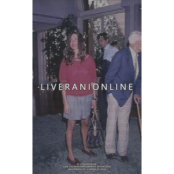 DIAP-RETROSPETTIVA ALBERTO MORAVIA SCRITTORE NELLA FOTO ALBERTO MORAVIA CON CARMEN LLERA A VENEZIA NELL\'ANNO 1988 AG. DIM-AG ALDO LIVERANI SAS