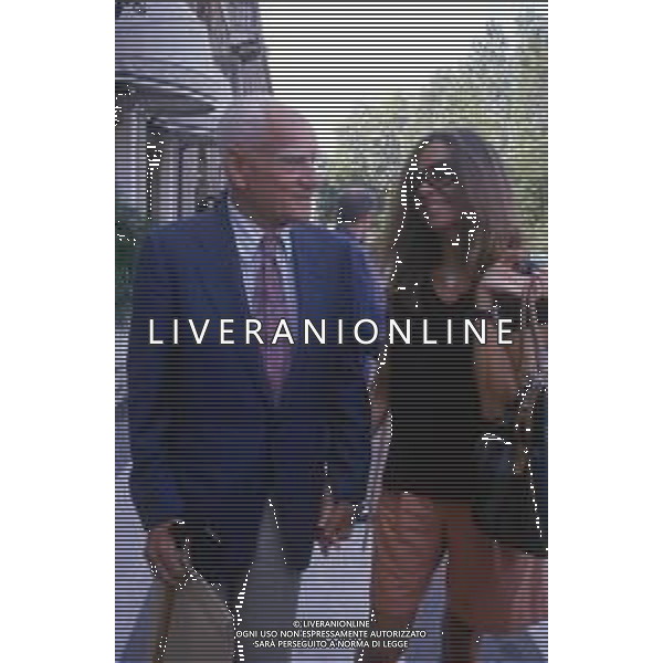 DIAP-RETROSPETTIVA ALBERTO MORAVIA SCRITTORE NELLA FOTO ALBERTO MORAVIA CON CARMEN LLERA A VENEZIA NELL\'ANNO 1988 AG ALDO LIVERANI SAS