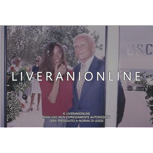 DIAP-RETROSPETTIVA ALBERTO MORAVIA SCRITTORE NELLA FOTO ALBERTO MORAVIA CON CARMEN LLERA A VENEZIA NELL\'ANNO 1988 AG. DIM-AG ALDO LIVERANI SAS