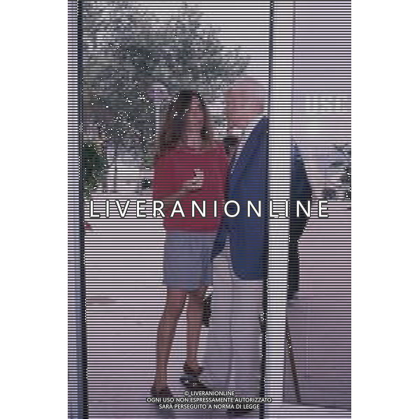 DIAP-RETROSPETTIVA ALBERTO MORAVIA SCRITTORE NELLA FOTO ALBERTO MORAVIA CON CARMEN LLERA A VENEZIA NELL\'ANNO 1988 AG. DIM-AG ALDO LIVERANI SAS