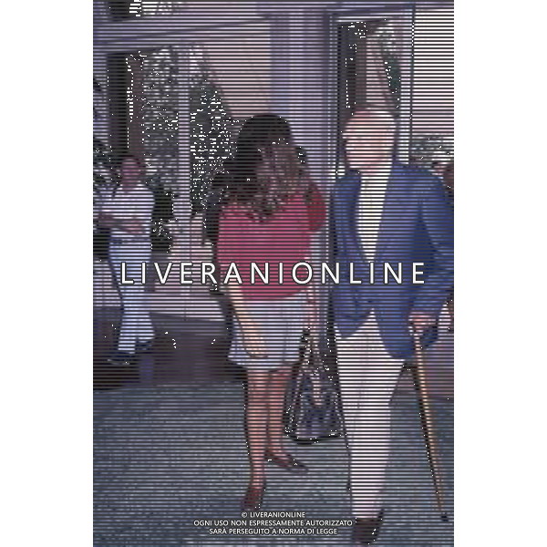 DIAP-RETROSPETTIVA ALBERTO MORAVIA SCRITTORE NELLA FOTO ALBERTO MORAVIA CON CARMEN LLERA A VENEZIA NELL\'ANNO 1988 AG. DIM-AG ALDO LIVERANI SAS