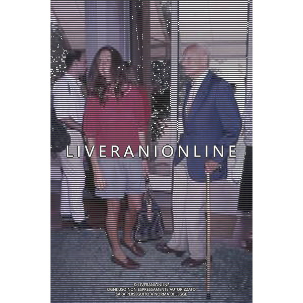 DIAP-RETROSPETTIVA ALBERTO MORAVIA SCRITTORE NELLA FOTO ALBERTO MORAVIA CON CARMEN LLERA A VENEZIA NELL\'ANNO 1988 AG. DIM-AG ALDO LIVERANI SAS