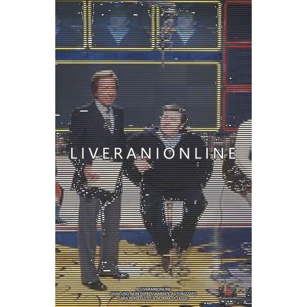 DIAP-RETROSPETTIVA PIERANGELO BERTOLI CANTANTE NELLA FOTO PIERANGELO BERTOLI NELL\'ANNO 1983 OSPITE DELLA TRASMISSIONE TELEVISIVA “SUPERFLASH“ CONDOTTA DA MIKE BONGIORNO AG ALDO LIVERANI SAS