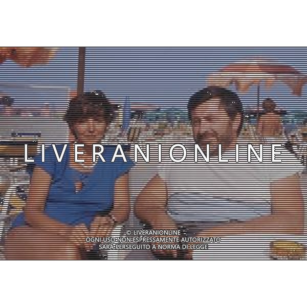 DIAP-RETROSPETTIVA PIERANGELO BERTOLI CANTANTE NELLA FOTO PIERANGELO BERTOLI CON LA MOGLIE AL MARE AG ALDO LIVERANI SAS