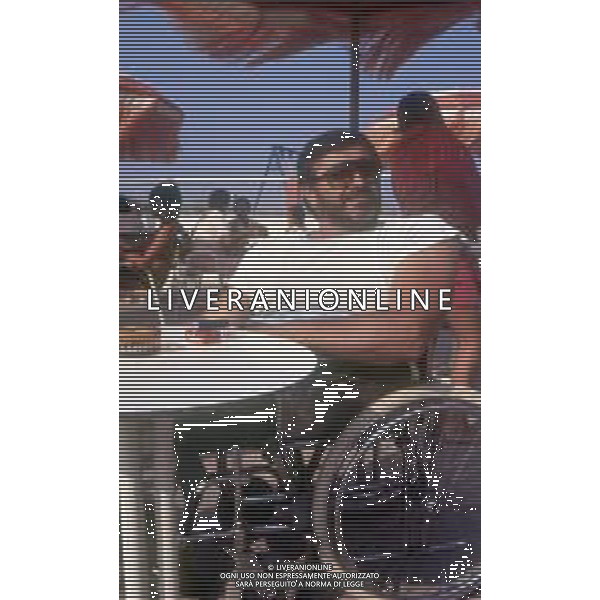 DIAP-RETROSPETTIVA PIERANGELO BERTOLI CANTANTE NELLA FOTO PIERANGELO BERTOLI CON LA MOGLIE AL MARE AG ALDO LIVERANI SAS