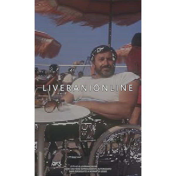 DIAP-RETROSPETTIVA PIERANGELO BERTOLI CANTANTE NELLA FOTO PIERANGELO BERTOLI CON LA MOGLIE AL MARE AG ALDO LIVERANI SAS