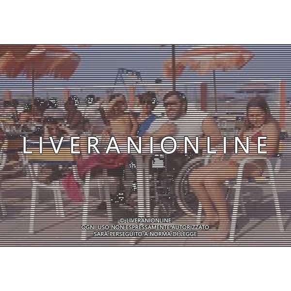DIAP-RETROSPETTIVA PIERANGELO BERTOLI CANTANTE NELLA FOTO PIERANGELO BERTOLI CON LA MOGLIE AL MARE AG ALDO LIVERANI SAS